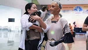 93. İEF'e insansı robot Sophia damga vurdu