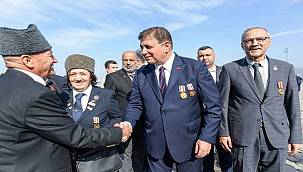 Başkan Tugay babasının madalyalarıyla kahramanların gününe katıldı