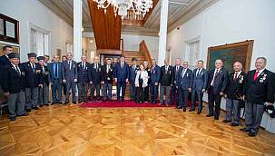 Başkan Tugay gazi derneklerini makamında ağırladı: "Bizim için değerlisiniz"