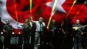 İzmir Enternasyonal Fuarı'nda müzik ve dans dolu gece