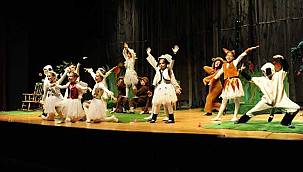 Karşıyaka Belediye Tiyatrosu yeni sezona perdelerini açtı