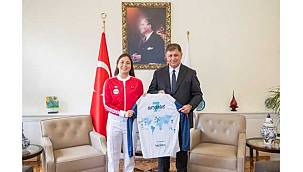İlklere imza atan İzmirli yüzücü Başkan Tugay'la buluştu