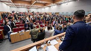 Öldürülen kadınları suçlamıştı... İzmir Büyükşehir Meclisi'nde 'Aydemir' protestosu! 
