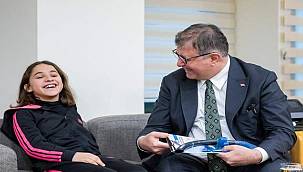 Başkan Tugay'dan paralimpik yüzücü Miray'a davet