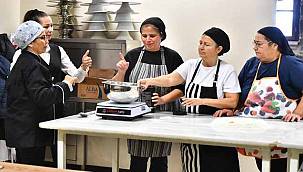İşaret diliyle pasta yapıyorlar