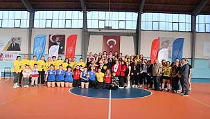 Foça'da Evinin Sultanları Voleybol Turnuvası'nda Kupalar Sahiplerini Buldu