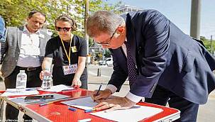 İzmir Atatürk Lisesi'ndeki imza kampanyasına Başkan Tugay da katıldı