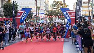 İzmir'de Uluslararası 9 Eylül İzmir Yarı Maratonu renkli görüntülere sahne oldu