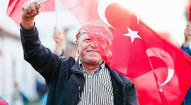 Bayram coşkusu İzmir'in dört bir yanında: "Cumhuriyet Her Yerde"