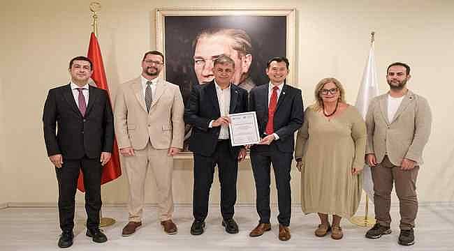 İzmir'in Yaşlı Dostu Şehir unvanı tescillendi