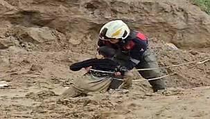 Torbalı'da çamura saplanan iki çocuğu itfaiye kurtardı